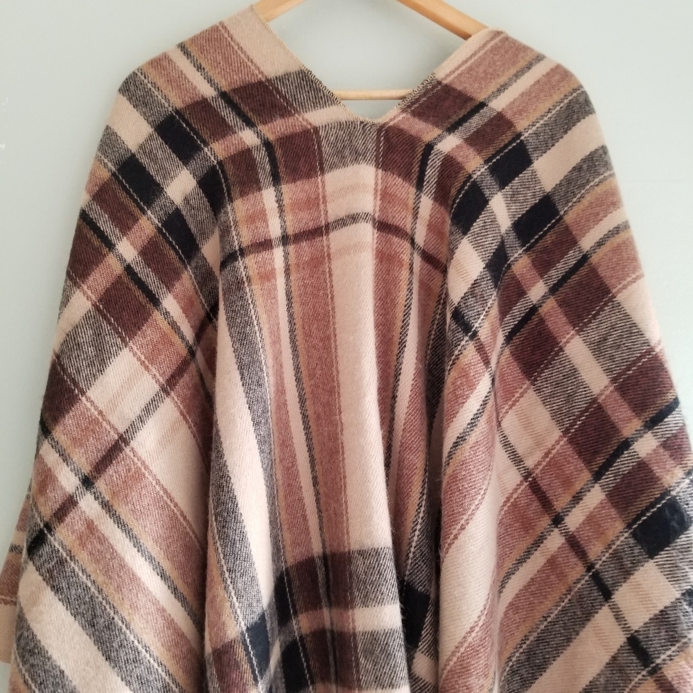 Plaid cape - Picture 5 of 8